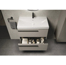 Badezimmer mit Waschtischunterschrank, Waschbecken, Handtuchhalter und offenem Schubfach