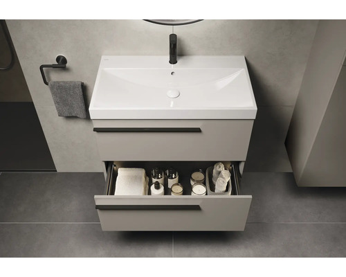 Badezimmer mit Waschtischunterschrank, Waschbecken, Handtuchhalter und offenem Schubfach