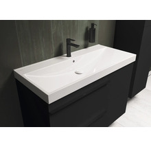 Waschtisch mit Unterschrank und Armatur im Badezimmer