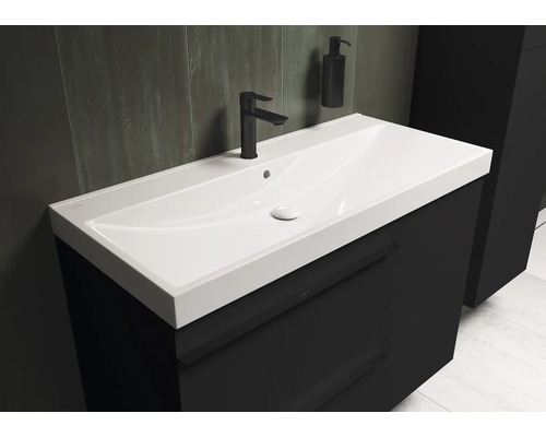 Waschtisch mit Unterschrank und Armatur im Badezimmer