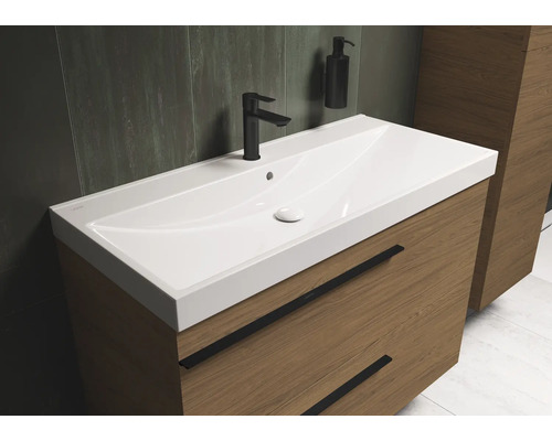 Waschtisch mit Unterschrank und Armatur im Badezimmer