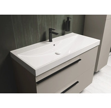 Waschtisch mit Unterschrank, Armatur und Seifenspender im Badezimmer