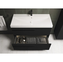 Waschtisch mit offenem Schubfach und Badutensilien