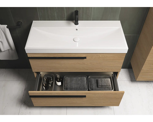 Waschtischunterschrank aus Holz mit Waschbecken und offenem Schubfach zur Aufbewahrung von Badutensilien