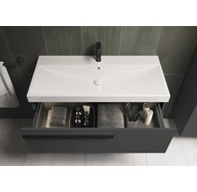 Waschtisch mit offenem Schubfach und Badutensilien