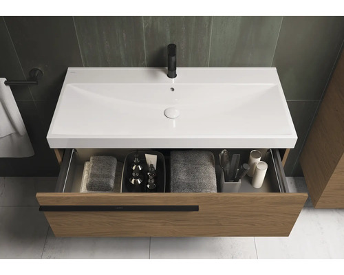 Waschtischunterschrank mit geöffneter Schublade, Waschbecken, Armatur und Badutensilien