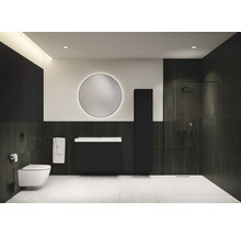 Modernes Badezimmer mit Toilette, Waschtisch, Spiegel, Schrank und Dusche