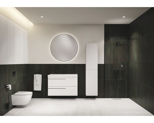 Modernes Badezimmer mit Toilette, Waschtisch, Spiegel und Dusche.