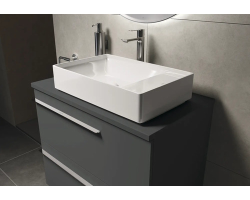 Badezimmer mit Aufsatzwaschbecken, Waschtischunterschrank und Armatur