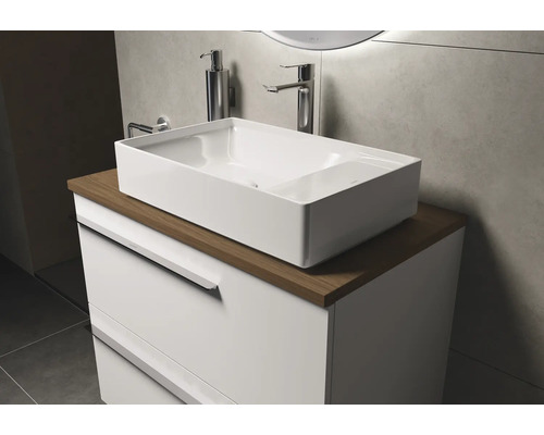 Waschtisch mit Aufsatzwaschbecken und Unterschrank im Badezimmer