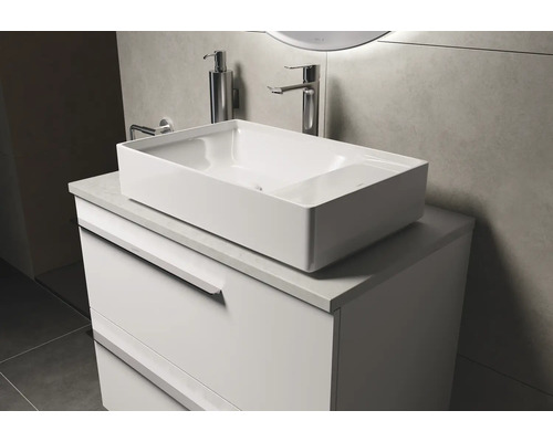 Waschtisch mit Aufsatzwaschbecken, Armatur und Spender im Badezimmer