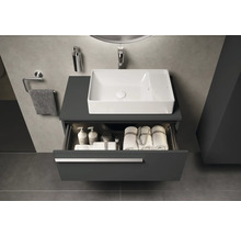 Modernes Badezimmer mit Waschbecken, Unterschrank mit Auszug, Handtüchern und Badutensilien