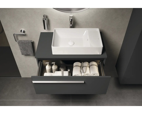 Modernes Badezimmer mit Waschbecken, Unterschrank mit Auszug, Handtüchern und Badutensilien