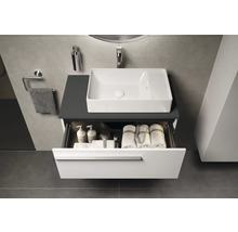 Modernes Badezimmer mit Waschtisch, Waschbecken und offenem Schubladensystem zur Aufbewahrung von Handtüchern und Pflegeprodukten