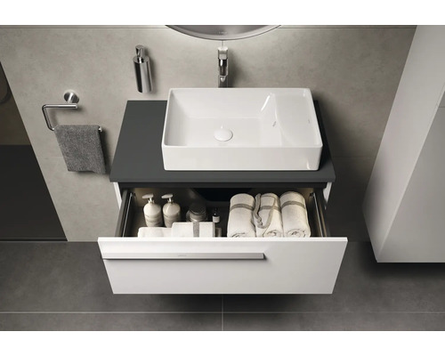 Modernes Badezimmer mit Waschtisch, Waschbecken und offenem Schubladensystem zur Aufbewahrung von Handtüchern und Pflegeprodukten