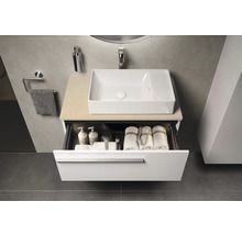 Modernes Badezimmer mit Waschtisch, Waschbecken und offenem Schubfach mit Handtüchern und Pflegeprodukten