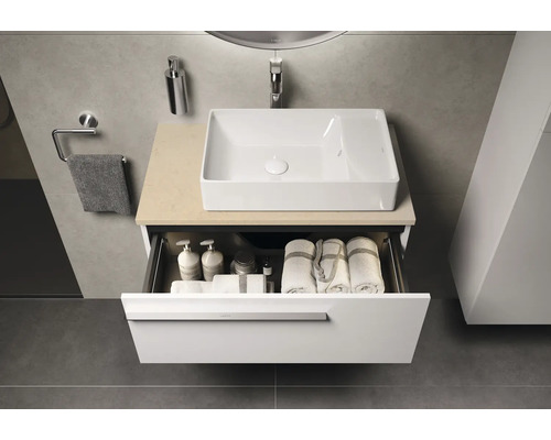 Modernes Badezimmer mit Waschtisch, Waschbecken und offenem Schubfach mit Handtüchern und Pflegeprodukten