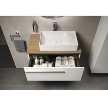 Modernes Badezimmer mit Waschtisch, Waschbecken und offenem Schubladenfach mit Handtüchern und Pflegeprodukten.