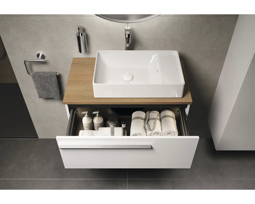 Modernes Badezimmer mit Waschtisch, Waschbecken und offenem Schubladenfach mit Handtüchern und Pflegeprodukten.