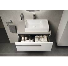 Waschtischunterschrank mit offenem Auszug, Waschbecken und Badezimmerutensilien