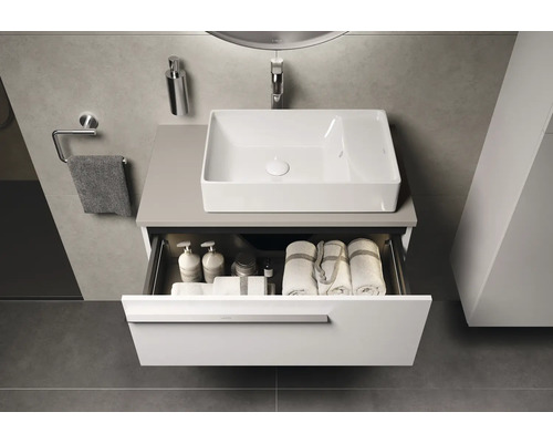 Waschtischunterschrank mit offenem Auszug, Waschbecken und Badezimmerutensilien