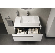 Modernes Badezimmer mit Waschtisch, Waschbecken und offenem Schubladenfach mit Handtüchern und Badutensilien.