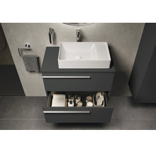 Modernes Badezimmer mit grauem Waschtischunterschrank, weißem Aufsatzwaschbecken und offenem Schubfach mit Badutensilien