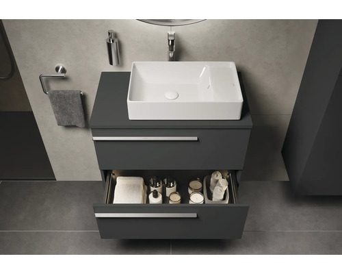 Modernes Badezimmer mit grauem Waschtischunterschrank, weißem Aufsatzwaschbecken und offenem Schubfach mit Badutensilien