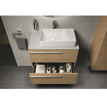 Modernes Badezimmer mit Waschtischunterschrank, Aufsatzwaschbecken und geöffneter Schublade