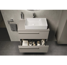 Badezimmer mit Waschbecken, Unterschrank und offenem Schubfach zur Aufbewahrung von Badutensilien