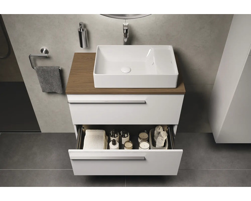 Badezimmer mit Waschtischunterschrank, Aufsatzwaschbecken und offenem Schubfach