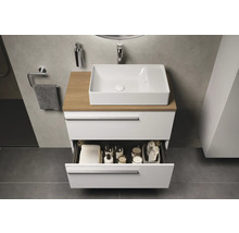 Badezimmer mit Waschbecken, Holzplatte und offenem Schubfach zur Aufbewahrung von Handtüchern und Kosmetikartikeln