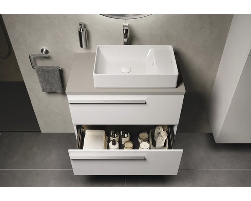 Modernes Badezimmer mit Waschtischunterschrank, Aufsatzwaschbecken und offenem Schubfach zur Aufbewahrung von Handtüchern und Badutensilien