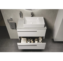 Modernes Badezimmer mit weißem Waschtischunterschrank, Aufsatzwaschbecken und geöffneter Schublade mit Badutensilien.