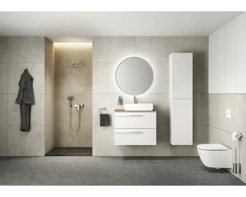 Modernes Badezimmer mit Dusche, Waschtisch, Spiegelschrank, Hochschrank und Wand-Tiefspüler Toilette.