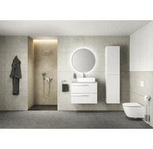 Modernes Badezimmer mit Dusche, Waschtisch mit Spiegel, Toilette und Handtuchhalter.