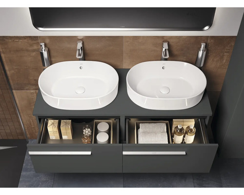 Waschtischunterschrank mit zwei Aufsatzwaschbecken und offenen Schubladen für Badutensilien.