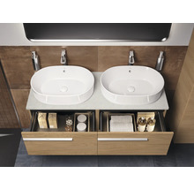 Badezimmer mit Doppelwaschtisch, Unterschrank und zwei Aufsatzwaschbecken