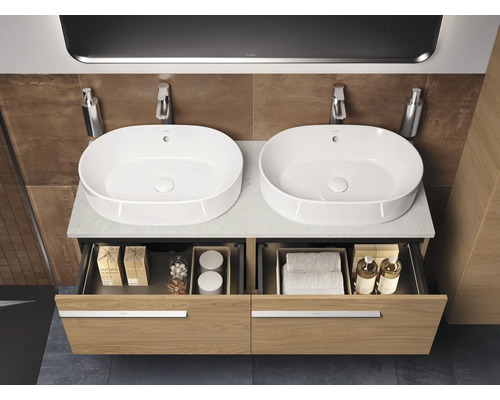 Badezimmer mit Doppelwaschtisch, Unterschrank und zwei Aufsatzwaschbecken