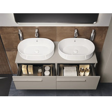 Badezimmer mit zwei Aufsatzwaschbecken auf einem Waschtischunterschrank mit offenen Schubladen.