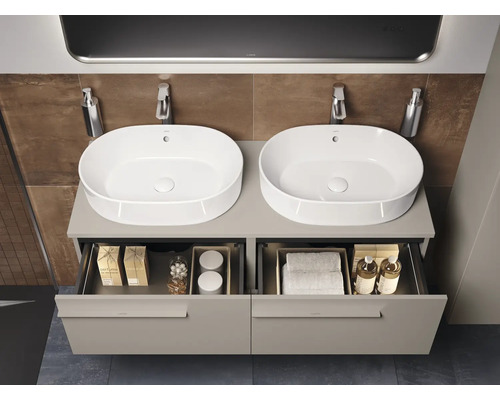 Badezimmer mit zwei Aufsatzwaschbecken auf einem Waschtischunterschrank mit offenen Schubladen.