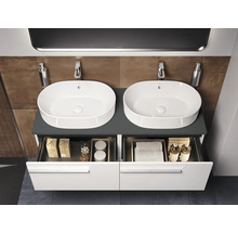 Badezimmer mit Doppelwaschtisch, Unterschrank und geöffneten Schubladen