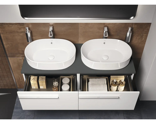 Badezimmer mit Doppelwaschtisch, Unterschrank und geöffneten Schubladen