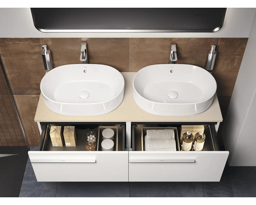 Badezimmer mit Doppelwaschtisch, Waschbecken, Armaturen, Spiegel und offenen Schubladen