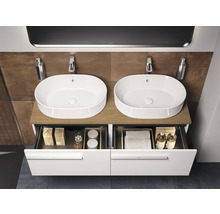 Badezimmer mit zwei Aufsatzwaschbecken, Waschtisch und Schubladen