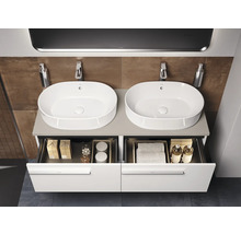 Badezimmer mit zwei Aufsatzwaschbecken, Unterschrank mit Auszügen und Spiegel