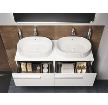Modernes Badezimmer mit Doppelwaschbecken und Unterschrank mit Schubladen