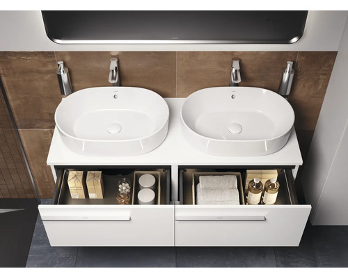 Modernes Badezimmer mit Doppelwaschbecken und Unterschrank mit Schubladen
