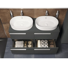 Badezimmerunterschrank mit zwei Waschbecken, Handtüchern und Badutensilien