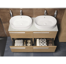 Badezimmer mit Waschtischunterschrank, zwei Aufsatzwaschbecken, Armaturen, Seifenspender, Handtüchern und Toilettenpapier